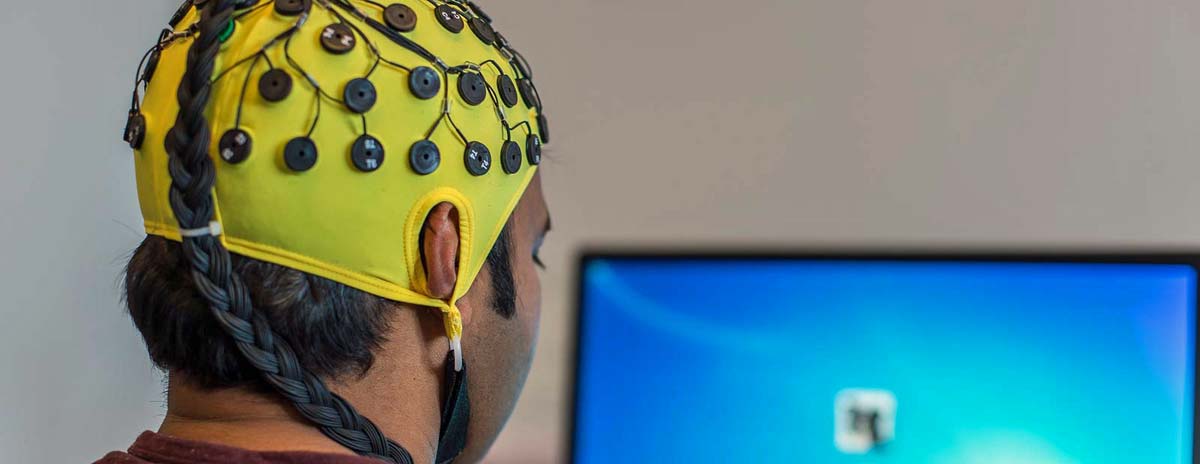 EEG-Messung mit Elektroden am Kopf eines Mannes.