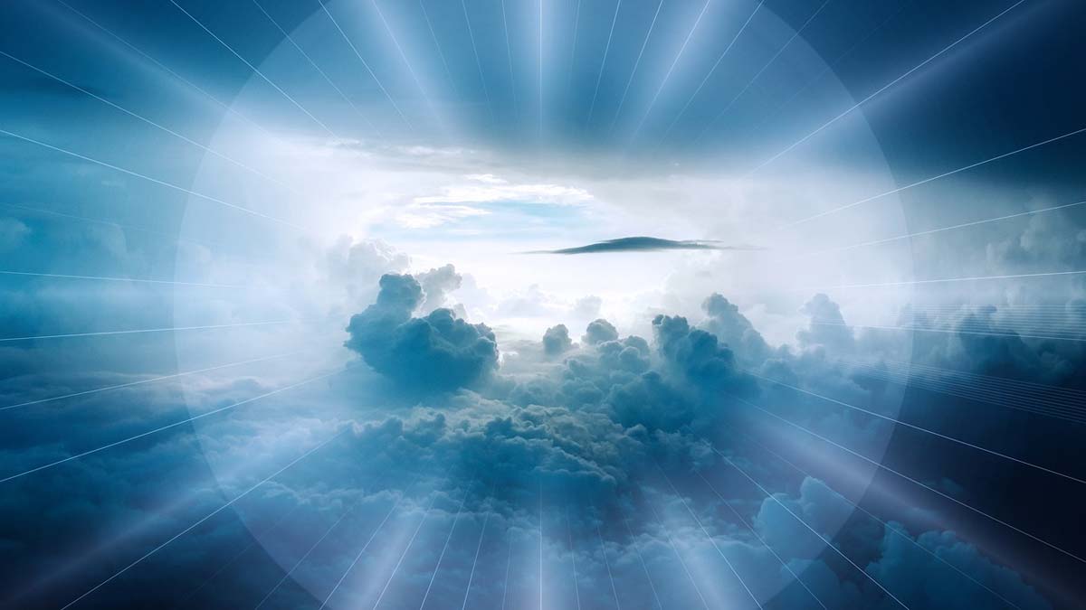 Wolken, Strahlenkranz, Licht in der Mitte, blauer Hintergrund. Symbol für Reinkarnation und Wiedergeburt.