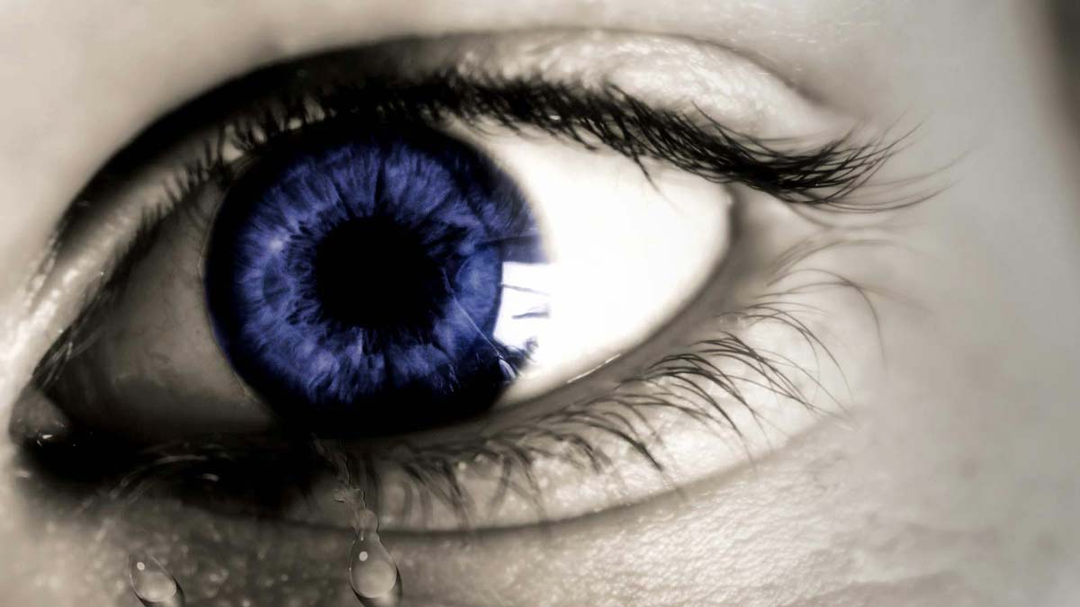 Schmerztherapie: Tränendes, blaues Auge symbolisiert die Schmerzen.